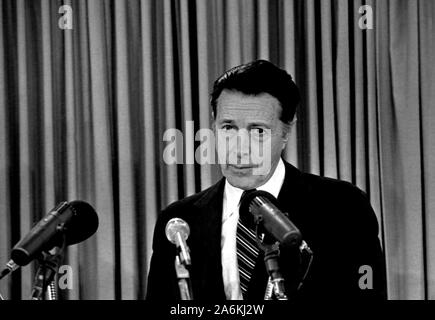 Arlington Virginia, Stati Uniti d'America, 31 gennaio 1984. Il Segretario della Difesa Caspar Weinberger risponde alle domande dei giornalisti durante un bilancio conferenza stampa al Pentagono briefing room Foto Stock