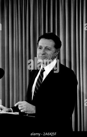 Arlington Virginia, Stati Uniti d'America, 31 gennaio 1984. Il Segretario della Difesa Caspar Weinberger risponde alle domande dei giornalisti durante un bilancio conferenza stampa al Pentagono briefing room Foto Stock