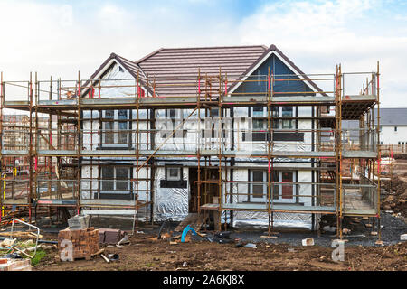 Nuova costruzione di casa in costruzione e circondato da impalcature, Stewart Milne cantiere vicino a Troon, Ayrshire, in Scozia Foto Stock