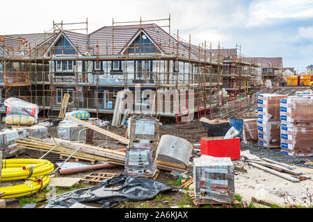 Nuova costruzione di case in costruzione su un sito gestito da Stewart Milne, Troon, Ayrshire, in Scozia, Regno Unito Foto Stock