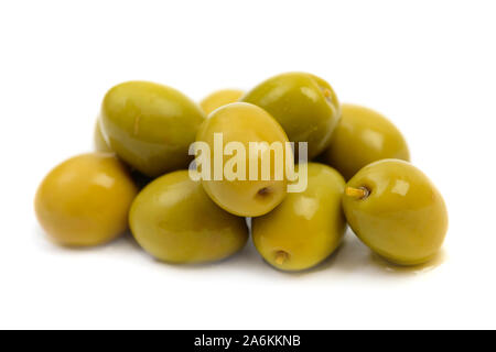Pila di verde bagnato macro di olive in salamoia scende isolati su sfondo bianco Foto Stock