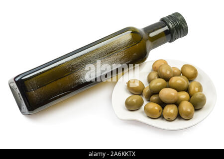 Brown olive bottiglia di olio e olive frutti in corrispondenza della piastra isolata su sfondo bianco con percorso di clipping. Prodotto mock up Foto Stock