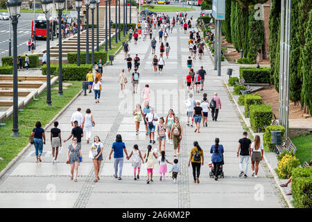 Barcellona Spagna,Catalonia Montjuic,Avinguda Avenida de la Reina Maria Cristina,ampio marciapiede,pedoni,famiglie,ES190821173 Foto Stock