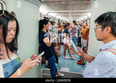 Barcellona Spagna,Catalogna Catalunya,Transports Metropolitans de Barcelona TMB,metro,metro,metropolitana,transito rapido,treno,interno,passeggeri riders commu Foto Stock