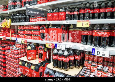 Barcellona Spagna,Catalonia Poblenou,Avinguda Diagonal Avenue,centro commerciale Glories,Carrefour,supermercato,soda,Coca-Cola,bottiglie di plastica,lattine,sal Foto Stock