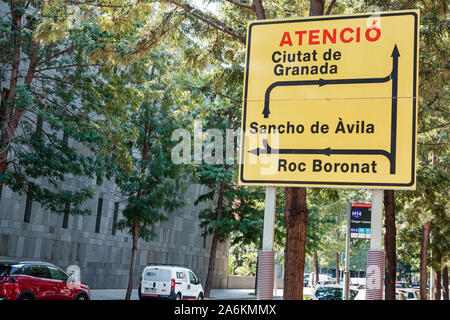 Barcellona Spagna,Catalonia Poblenou,segnaletica stradale,indicazioni,lingua catalana,attenzione,ES190822006 Foto Stock