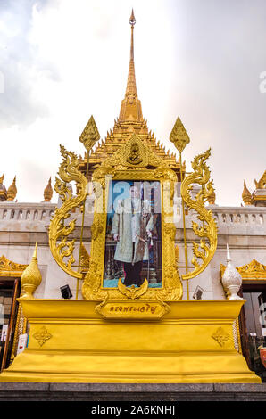BANGKOK, Tailandia - 22 dicembre 2018: Ritratto di Re Rama IX Bhumibol Adulyadej nono sovrano della dinastia Chakri presso il tempio di Wat Traimit. Foto Stock