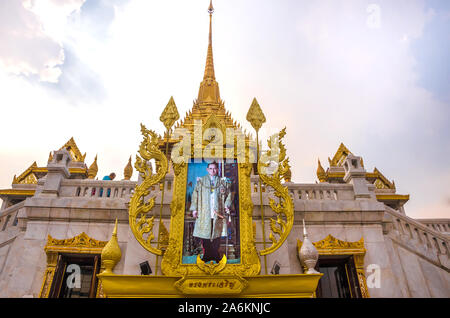 BANGKOK, Tailandia - 22 dicembre 2018: Ritratto di Re Rama IX Bhumibol Adulyadej nono sovrano della dinastia Chakri presso il tempio di Wat Traimit. Foto Stock