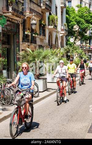 Barcellona Spagna,Catalonia El Born,quartiere storico,Ciutat Vella,Fat Tire Tours,tour guidato in bicicletta,equitazione,pedalando,donna,uomo,guida,ispanico,ES19 Foto Stock