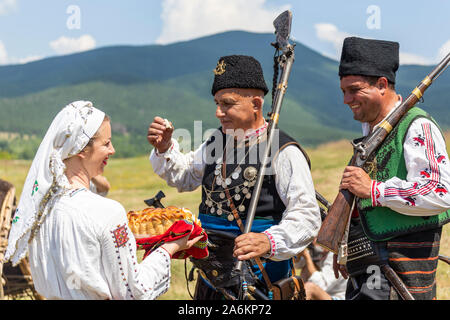 HISARYA, Bulgaria - 22 giugno 2019 - Incontrare e salutare con pane e sale tradizionale bulgara rithual ricreazione durante il festival Hajdut Gencho in H Foto Stock