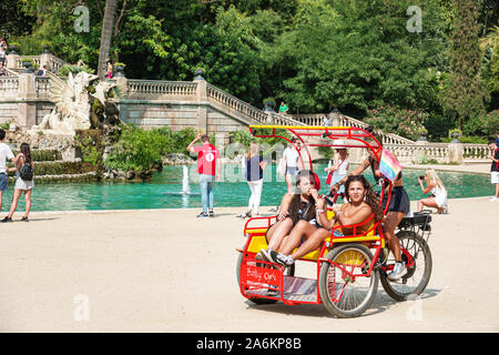 Barcellona Spagna,Catalonia El Born,quartiere storico,Ciutat Vella,Parc de la Ciutadella,Parco Cittadella,Font de la cascada,fontana a cascata,triciclo ric Foto Stock