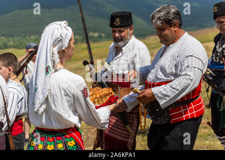 HISARYA, Bulgaria - 22 giugno 2019 - Incontrare e salutare con pane e sale tradizionale bulgara rithual ricreazione durante il festival Hajdut Gencho in H Foto Stock