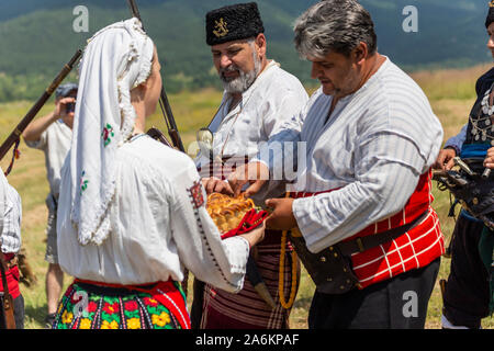 HISARYA, Bulgaria - 22 giugno 2019 - Incontrare e salutare con pane e sale tradizionale bulgara rithual ricreazione durante il festival Hajdut Gencho in H Foto Stock