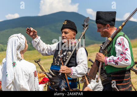 HISARYA, Bulgaria - 22 giugno 2019 - Incontrare e salutare con pane e sale tradizionale bulgara rithual ricreazione durante il festival Hajdut Gencho in H Foto Stock