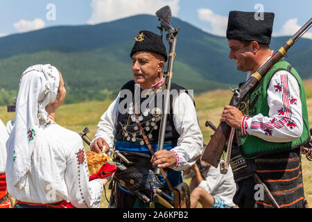 HISARYA, Bulgaria - 22 giugno 2019 - Incontrare e salutare con pane e sale tradizionale bulgara rithual ricreazione durante il festival Hajdut Gencho in H Foto Stock