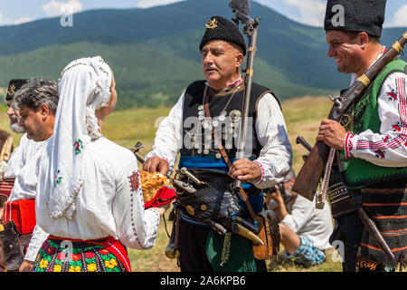 HISARYA, Bulgaria - 22 giugno 2019 - Incontrare e salutare con pane e sale tradizionale bulgara rithual ricreazione durante il festival Hajdut Gencho in H Foto Stock