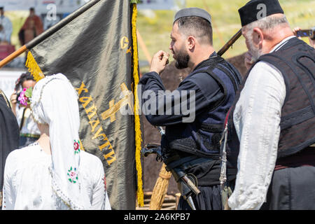 HISARYA, Bulgaria - 22 giugno 2019 - Incontrare e salutare con pane e sale tradizionale bulgara rithual ricreazione durante il festival Hajdut Gencho in H Foto Stock