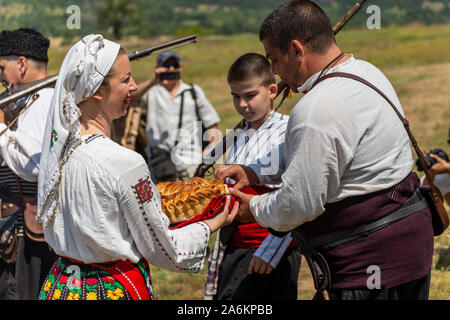 HISARYA, Bulgaria - 22 giugno 2019 - Incontrare e salutare con pane e sale tradizionale bulgara rithual ricreazione durante il festival Hajdut Gencho in H Foto Stock