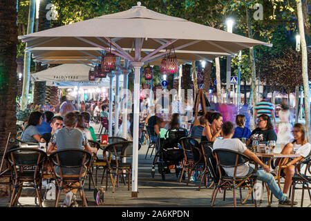 Barcellona Spagna, Catalonia Rambla de Poblenou, passeggiata pedonale, caffè marciapiede, ristorante, pranzo al fresco, bere, ombrelloni tavoli, notte, uomo, donna Foto Stock