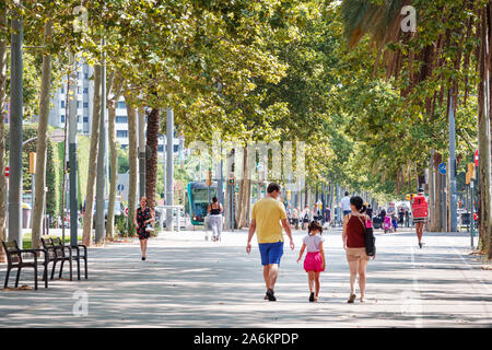 Barcellona Spagna,Catalonia El Poblenou,Avinguda Diagonal,viale,passeggiata pedonale,percorso,passeggiate,alberi,uomo,donna,ragazza,famiglia,ispanico,ES190823001 Foto Stock