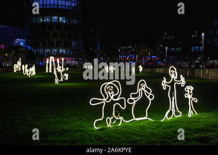 Paesaggio notturno di illuminazione esterna di arte di installazione e video sulla mappatura iconico Edificio per Essen Festival della luce di Essen, in Germania. Foto Stock