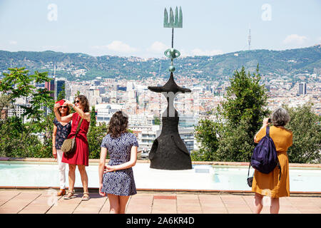 Barcellona Spagna,Catalonia Parc de Montjuic,Fundacio Joan Miro Foundation Luna Sun Star,museo di arte contemporanea esterno scultura amici donna Foto Stock