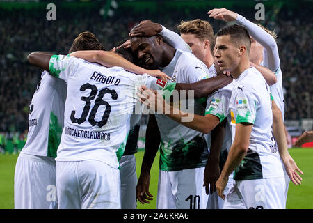 27 ottobre 2019, Renania settentrionale-Vestfalia, Mönchengladbach: Calcio - Bundesliga, Borussia Mönchengladbach - Eintracht Frankfurt, 9 giornata in Borussia-Park. Gladbach il marcatore Marcus Thuram (M) esulta dopo il suo gol a 1-0 con i suoi compagni di squadra Breel Embolo (secondo da sinistra), Laszlo Benes (r) e altri. Foto: Marius Becker/dpa - NOTA IMPORTANTE: In conformità con i requisiti del DFL Deutsche Fußball Liga o la DFB Deutscher Fußball-Bund, è vietato utilizzare o hanno utilizzato fotografie scattate allo stadio e/o la partita in forma di sequenza di immagini e/o video-come sequenza di foto Foto Stock