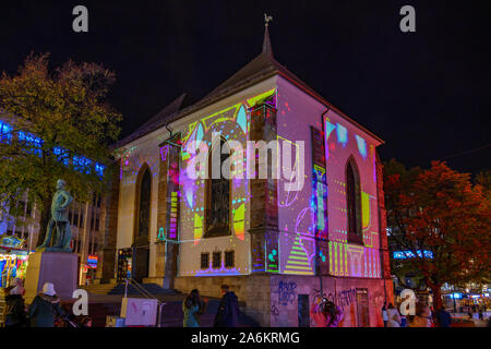 Paesaggio notturno di illuminazione esterna di arte di installazione e video sulla mappatura iconico Edificio per Essen Festival della luce di Essen, in Germania. Foto Stock