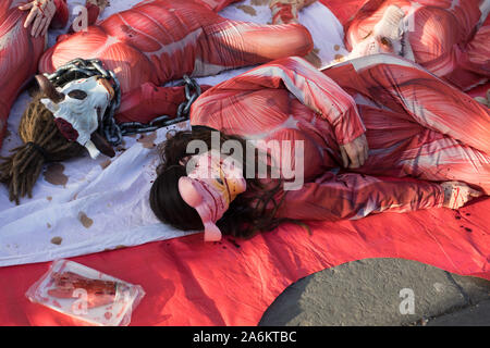 Camden Town, Londra, Regno Unito. Il 27 ottobre 2019. PETA UK attivisti protesta in Camden Town contro la crudeltà nei confronti degli animali e ad incoraggiare il pubblico a go vegan per il mondo vegano nel mese di novembre 2019. PETA dichiara che nel solo Regno Unito oltre un miliardo di animali sono uccisi per cibo ogni anno. Foto Stock