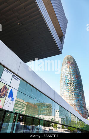 Barcellona Spagna,Catalonia Plaza Placa de les Glories,Museu del Disseny de Barcelona Design Museum,esterno,edificio DHUB,architettura,vista su Torre Agbar Foto Stock
