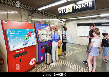 Barcellona Spagna,Catalogna Catalunya,Transports Metropolitans de Barcelona TMB,metro,metro,metropolitana,transito rapido,distributore automatico biglietti,self-service,man men m Foto Stock