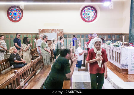 Barcellona Spagna,Catalogna Catalunya,Ciutat Vella,El Raval,Esglesia de Santa Maria De Montalegre,chiesa cattolica,interno,massa,uomo uomini maschio adul Foto Stock