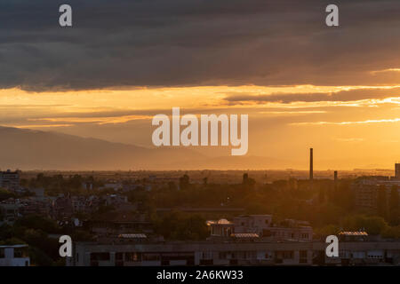 Incredibile tramonto dalla collina di Nebet in Plovdiv con monti Rodopi in background Foto Stock