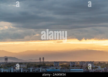 Incredibile tramonto dalla collina di Nebet in Plovdiv con monti Rodopi in background Foto Stock