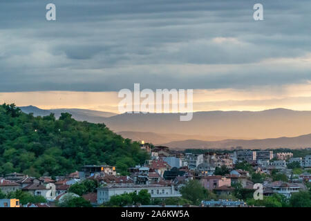 Incredibile tramonto dalla collina di Nebet in Plovdiv con monti Rodopi in background Foto Stock