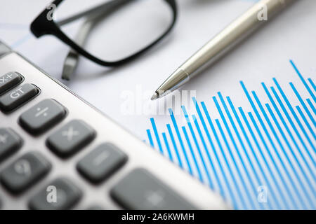 Penna in argento con grafico di carta e i bicchieri si trovano nella tabella di office Foto Stock