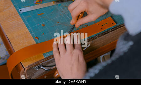 Skinner lavora con cintura in cuoio Foto Stock