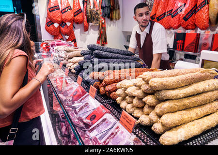 Barcellona Spagna,Catalonia Ciutat Vella,Barri Gotic,la Rambla,Mercat de la Boqueria,mercato pubblico,bancarella di venditori,salumi,fuet di maiale,salsiccia,salumi Foto Stock