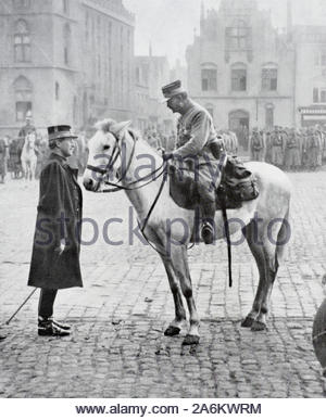 WW1 Re Alberto parlando con un funzionario a Furnes Belgio, vintage fotografia dal 1914 Foto Stock