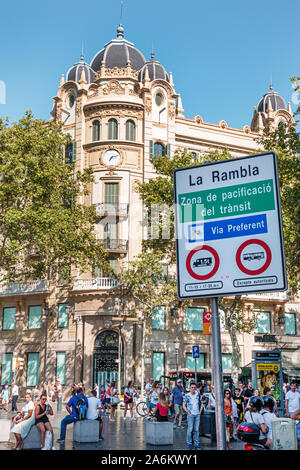 Barcellona Spagna,Catalonia Plaza Placa de Catalunya 23,edificio storico,la Rambla,pedoni,segnaletica stradale,no furgoni autobus,solo traffico passivo,ES1908 Foto Stock