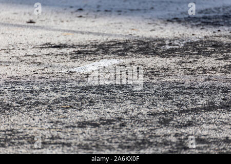 Bruciato la gomma da gara di drifting sul lato di una traccia Foto Stock