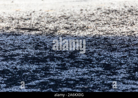 Bruciato la gomma da gara di drifting sul lato di una traccia Foto Stock