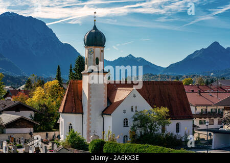 St. Jakob chiesa nel villaggio bavarese, Wallgau con la salita di alta montagna delle Alpi in background Foto Stock