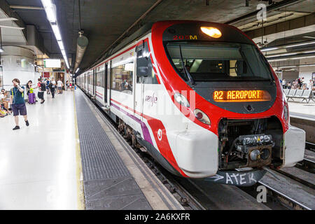 Barcellona Spagna,Catalonia Barcelona-Sants Renfe stazione ferroviaria, interno, piattaforma, binari, capolinea, treno, R2 aeroporto diretto, ES190825050 Foto Stock