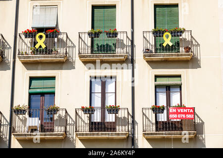 Tarragona Spagna Ispanico Catalogna Rambla Nova, costruzione di appartamenti, in vendita, cartello, balcone, nastro giallo, prigionieri politici protesta simbolo, indizio catalano Foto Stock