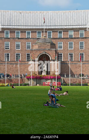 Ufficio lavoratori relax su College Green al di fuori di Bristol Municipio (Municipio). Inghilterra Foto Stock