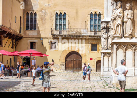 Tarragona Spagna Ispanica Catalogna Pla de la Seu,Basilica Cattedrale Metropolitana,Basilica Catedral,Chiesa Cattolica,esterno,plaza,piazza pubblica,uomo,WO Foto Stock