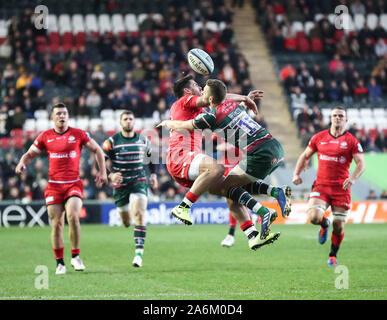 Leicester, Regno Unito. 27 ott 2019. Premiership Inglese Rugby, tigri contro i Saraceni; George che vale la pena di tigri e Sean Maitland dei Saraceni sfida per un'antenna ball - Editoriale usare carte di credito: Azione Plus immagini di sport/Alamy Live News Foto Stock