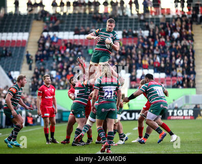 Leicester, Regno Unito. 27 ott 2019. Premiership Inglese Rugby, tigri contro i Saraceni; Tigri capitano Calum verde prende una linea out ball - Editoriale usare carte di credito: Azione Plus immagini di sport/Alamy Live News Foto Stock