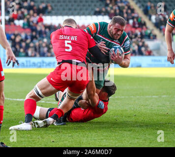 Leicester, Regno Unito. 27 ott 2019. Premiership Inglese Rugby, tigri contro i Saraceni; Greg Bateman sulla carica per le Tigri viene portato verso il basso - Editoriale usare carte di credito: Azione Plus immagini di sport/Alamy Live News Foto Stock